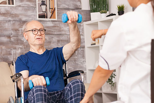 Cómo la fisioterapia puede ayudar a mejorar el equilibrio y prevenir caídas en personas mayores