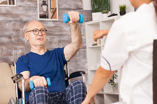 Cómo la fisioterapia puede ayudar a mejorar el equilibrio y prevenir caídas en personas mayores